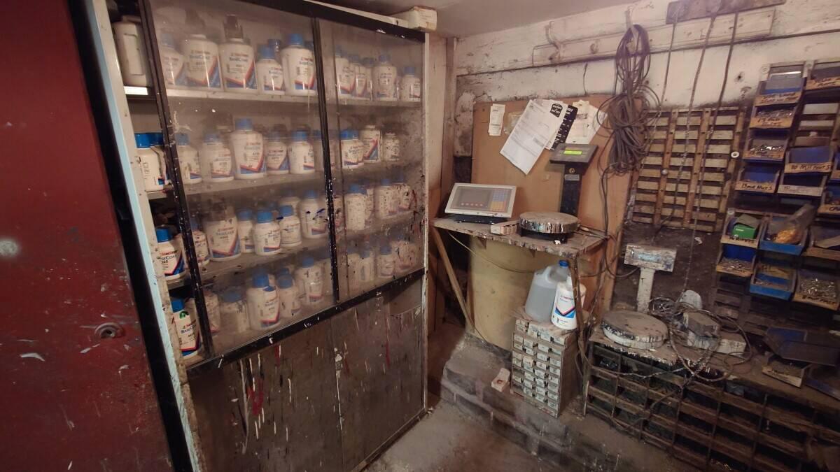 Paint mixing and colour matching station